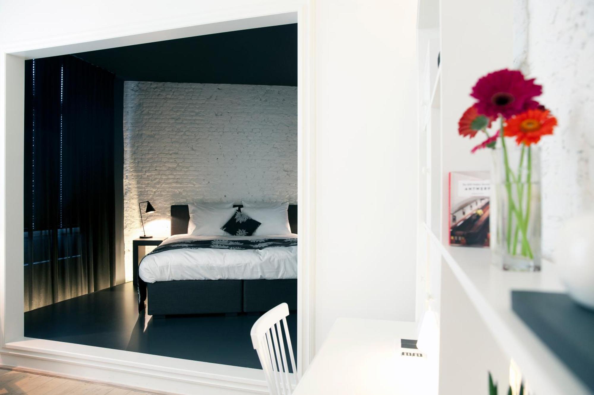 Maison Nationale City Flats & Suites Antwerpen Exteriör bild A room at the hotel